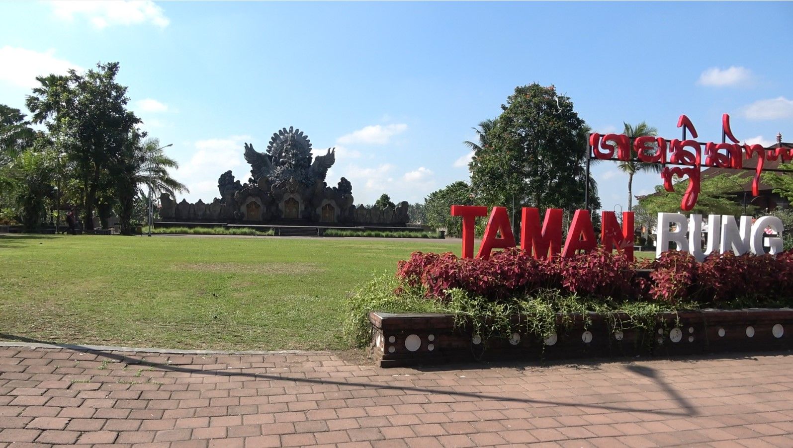 podiumnews.com-Bupati Tabanan Kecam Dua Remaja Panjat GWS